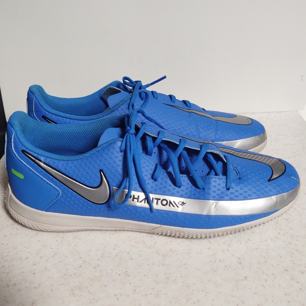 NIKE PHANTOM,  GT Club Strong  Sneakers,   8.5. Very Good Condition. $20 Final.